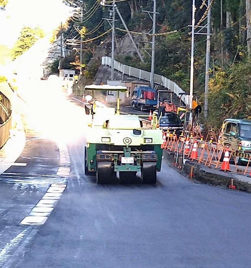 舗装 タイヤローラー転圧